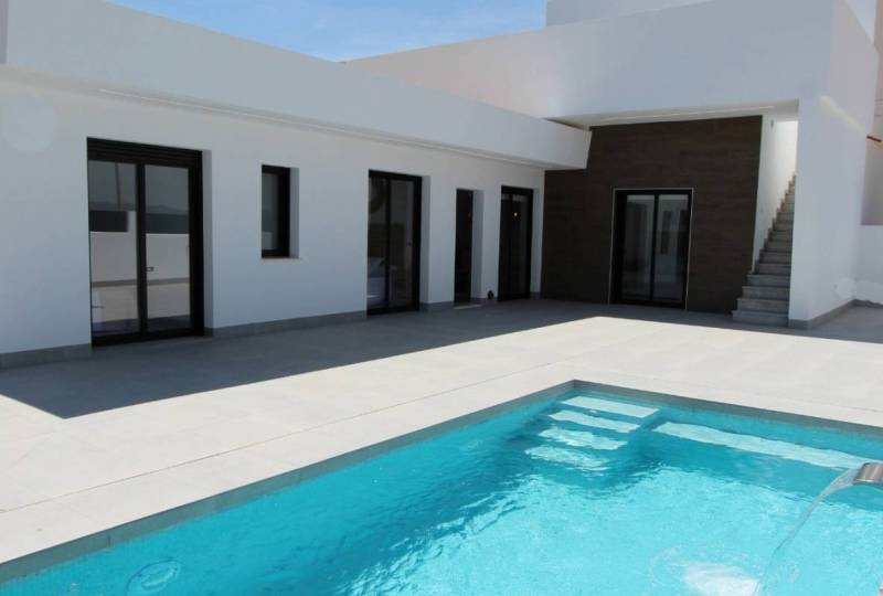 Disfruta de toda una vida soleada en esta espectacular villa en venta en Roldán con piscina privada y solárium