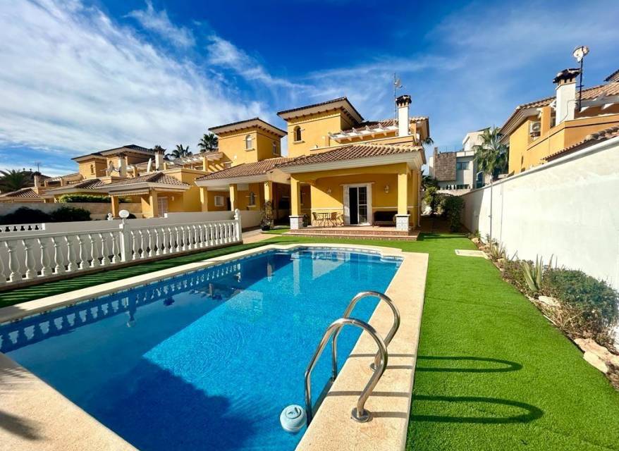 Odsprzedaż - Villa - Orihuela Costa - Cabo Roig