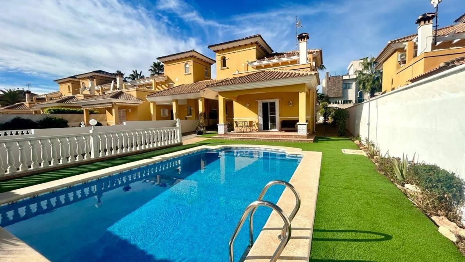 Odsprzedaż - Villa - Orihuela Costa - Cabo Roig