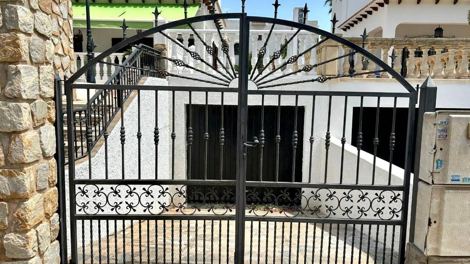 Odsprzedaż - Villa - Orihuela Costa - La Zenia