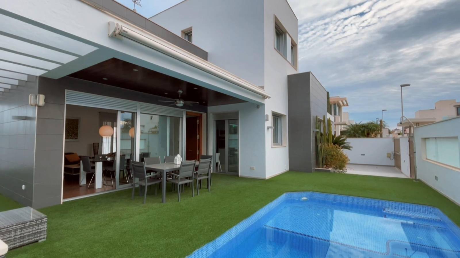 Resale - Villa - Mil Palmeras