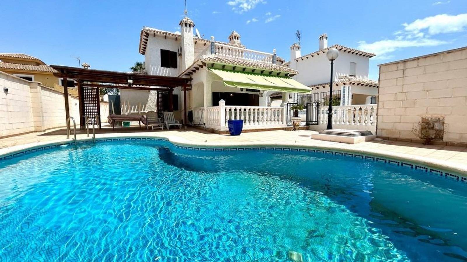 Resale - Villa - Orihuela Costa - La Zenia