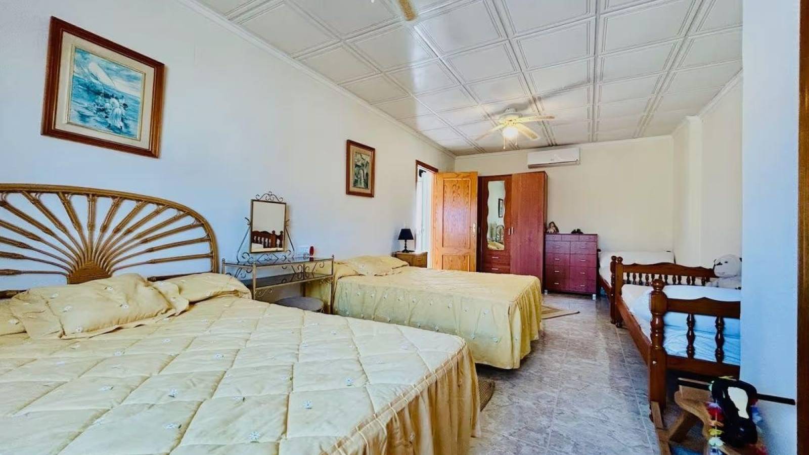 Resale - Villa - Torrevieja