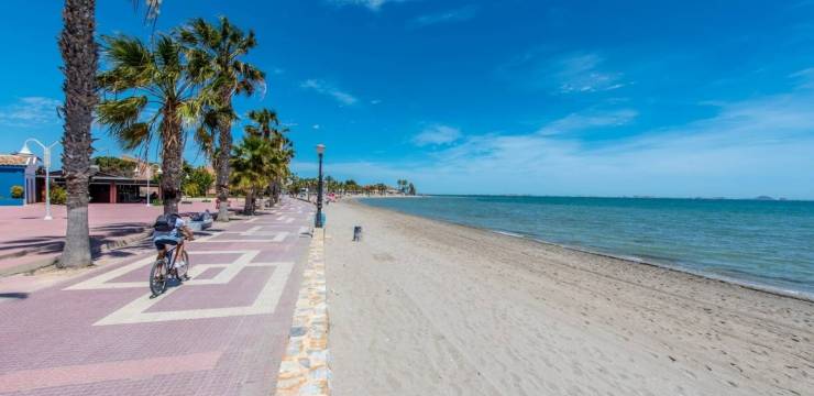 Voilà à quoi ressemble la vie dans notre Propriétés à vendre à Los Alcázares : Mer, golf et soleil dans l'un des endroits les plus exclusifs de la Costa Cálida.