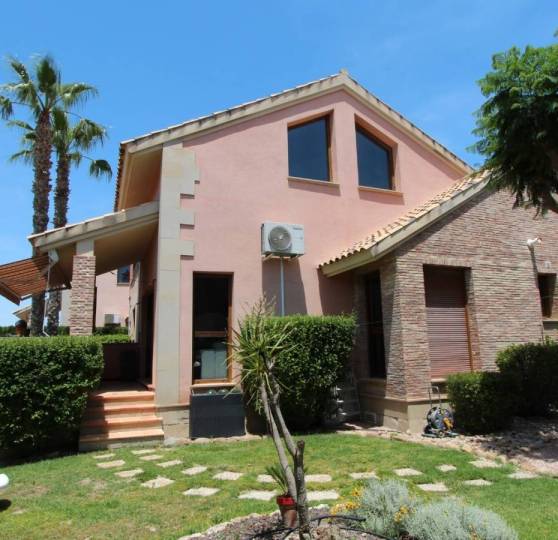 Profitez du style de vie méditerranéen dans cette villa à vendre à La Finca Golf