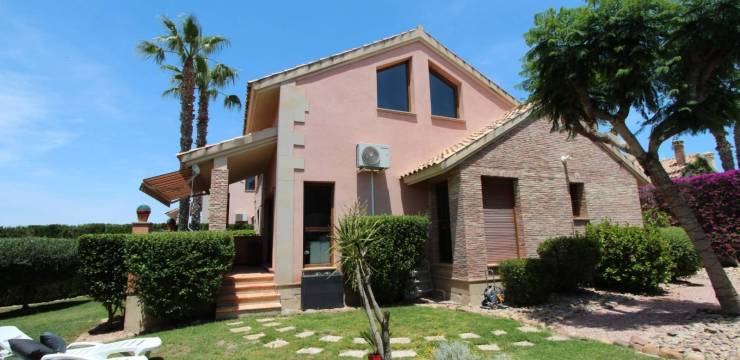 Profitez du style de vie méditerranéen dans cette villa à vendre à La Finca Golf